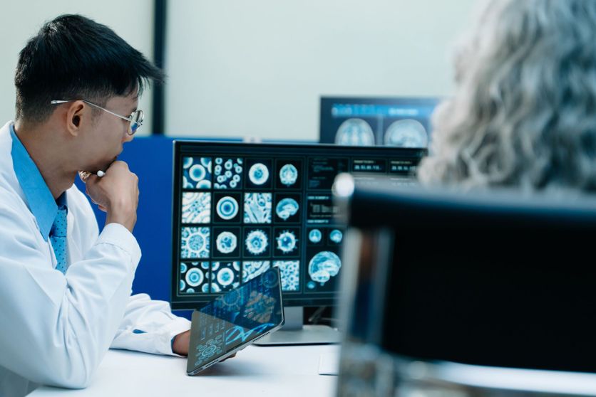 Medical team analyzing brain scans and genetic data in a modern lab to advance clinical diagnosis and healthcare Nouvelles avancées dans les thérapies géniques pour le cerveau