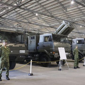 Long-range missile launcher unveiled to public Évolution de la Stratégie de Défense Japonaise