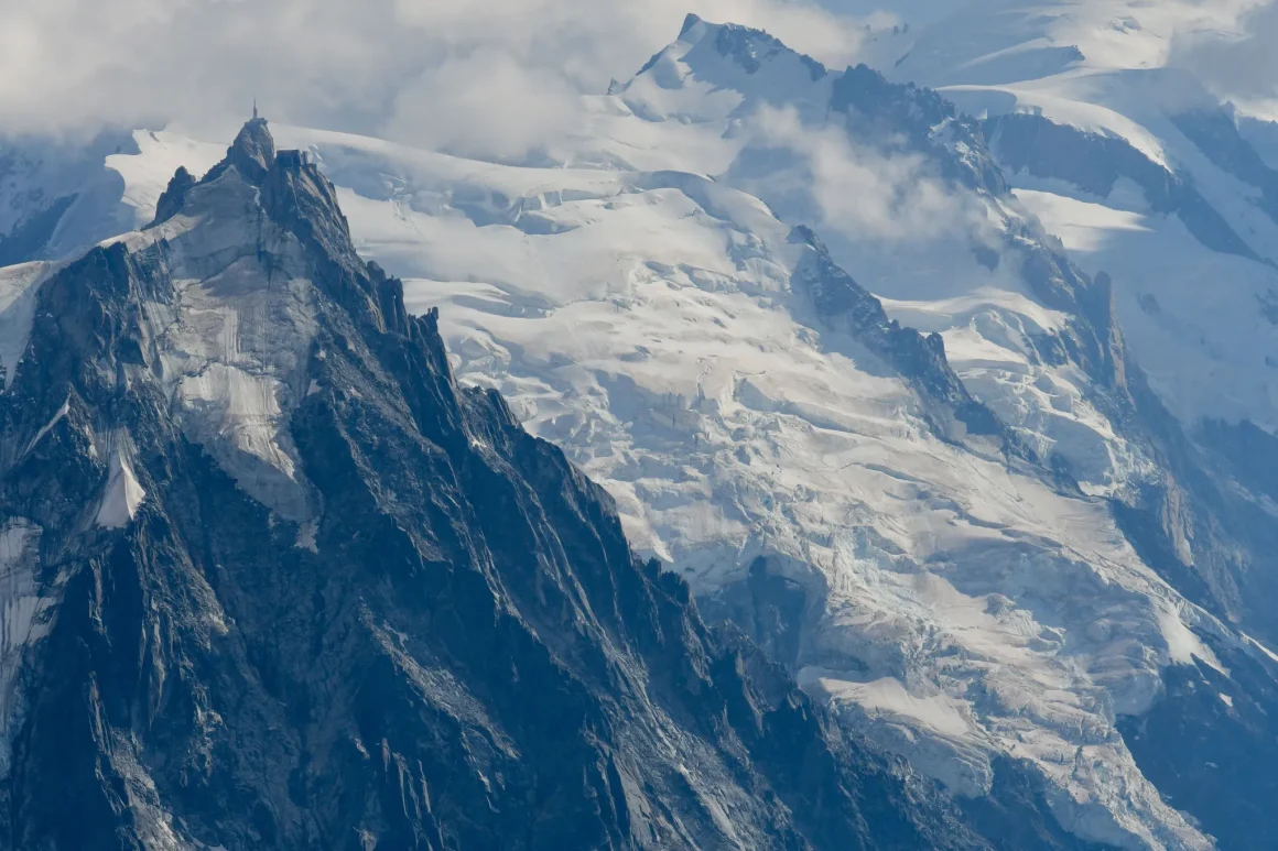 3259adc5-fff4-45eb-88eb-b713fa08b43f La fonte alarmante des glaciers suisses due aux canicules