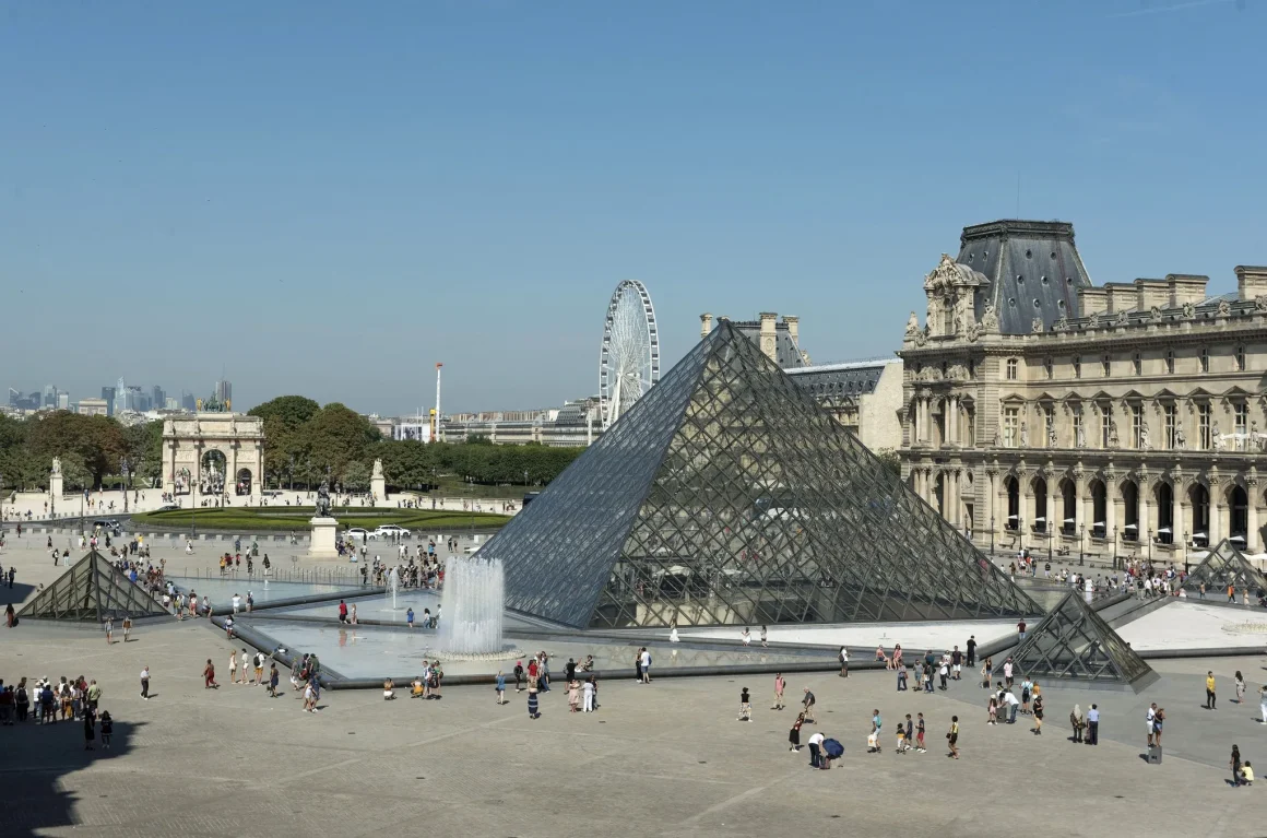Les défis de sécurité persistants au musée du Louvre