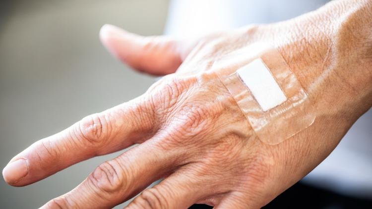 43b1fa3d-57c9-4bb6-83f0-a7e06307cf6d La cicatrisation lente chez les seniors : Comprendre le phénomène