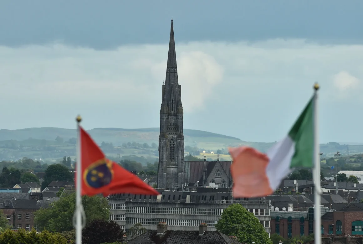 47251ad7-a1ff-444a-bd54-9479494b4d25 La Marche de Drumcree : Tensions Ravivées en Irlande du Nord
