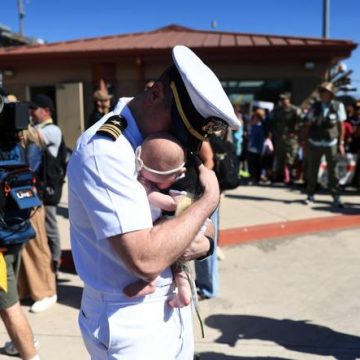Retrouvailles émouvantes pour les soldats de l&rsquo;USS Abraham Lincoln