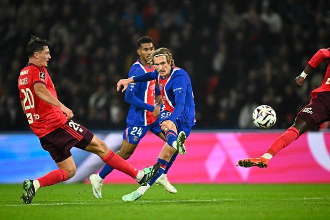 56a6fcaa-d405-4bd0-8f68-a11ede30513c PSG vainqueur contre Lyon, prend la tête de la Ligue 1