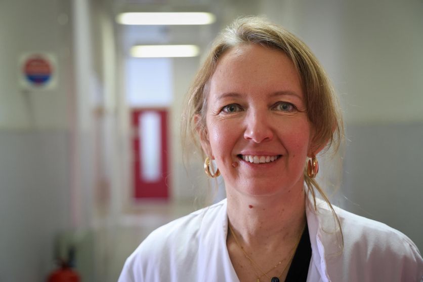 Vaincre la douleur chroniques, les nouvelles thérapies / reportage au service de la douleur au CHU de Bordeaux Marie Floccia, une pionnière de la médecine intégrative pour les seniors