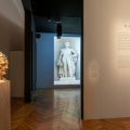 Exposition au Louvre : Les Œuvres Contrastées de Kader Attia et Elizabeth Peyton