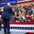 Donald Trump face à des défis avant les élections de mi-mandat