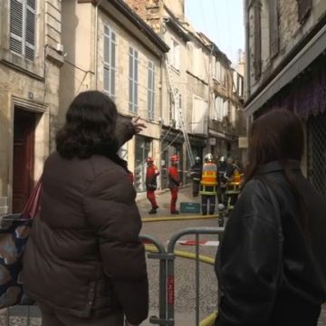 747dccc7-9c51-4fdb-8614-f3113d0037e0 Un incendie ravage des bâtiments anciens à Bergerac