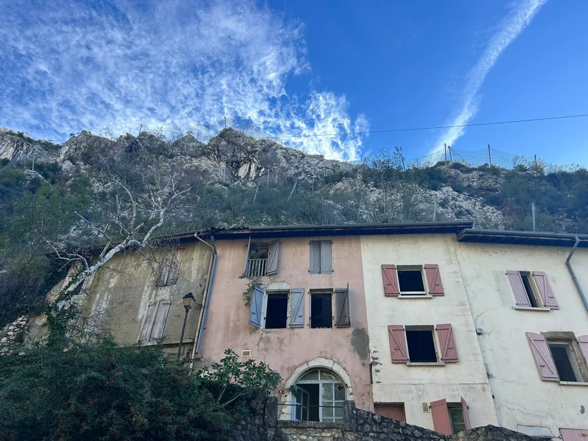 Le village de Pont-en-Royans menacé par les éboulements