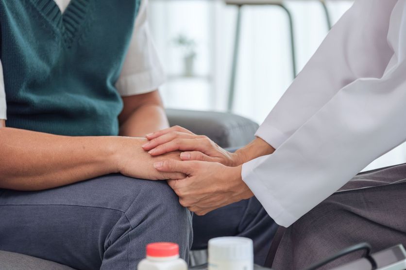 Doctor and senior patient in emotional health care counseling after diagnosis in hospital support setting Redéfinir le récit personnel du cancer du sein