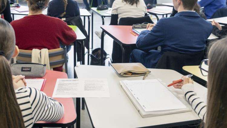 90b282d6-0506-4b42-a950-1470671c8e9b Les horaires scolaires en France: une situation unique en Europe