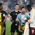 Lionel Messi reçoit un cadeau symbolique des joueurs du Bénin