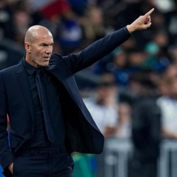 b96f19b1-dd3a-4033-991e-7c6176724e95 Zinédine Zidane et Aimé Jacquet : Retrouvailles Émouvantes