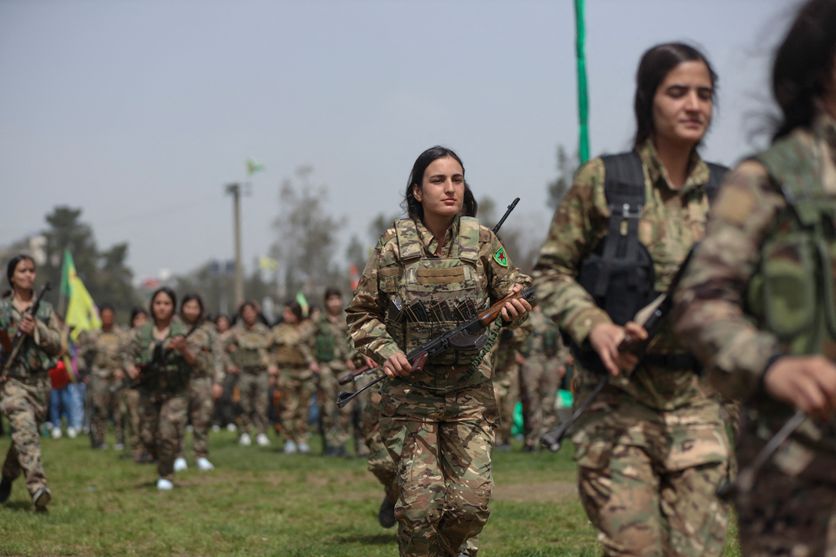 Hasakah Syria Kurdish YPJ Les changements politiques au Rojava: retour progressif sous l’État syrien