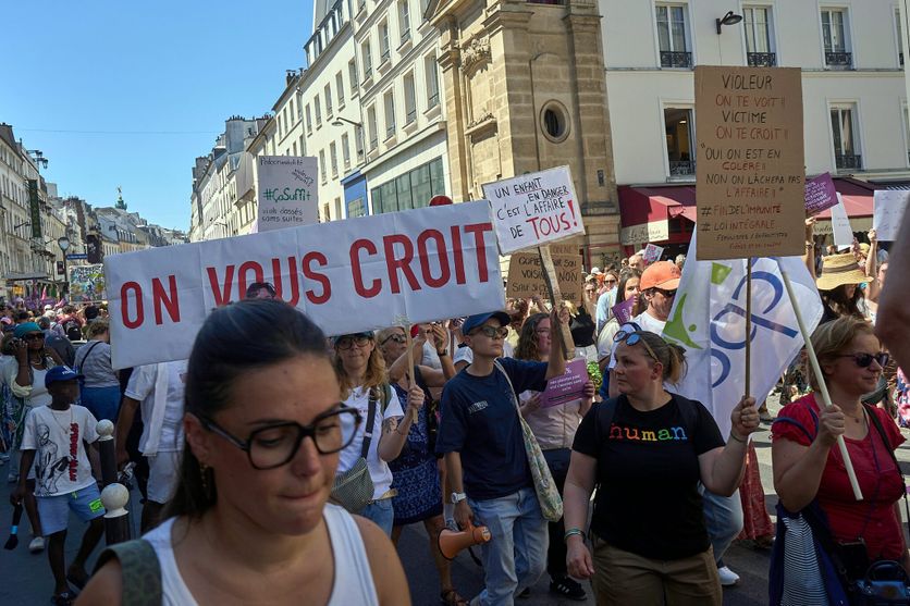 Manifestation pour reclamer une loi cadre integrale contre les violences sexuelles Examen de la loi contre les violences sexuelles