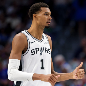 San Antonio Spurs remportent leur premier match de la saison contre les Mavericks