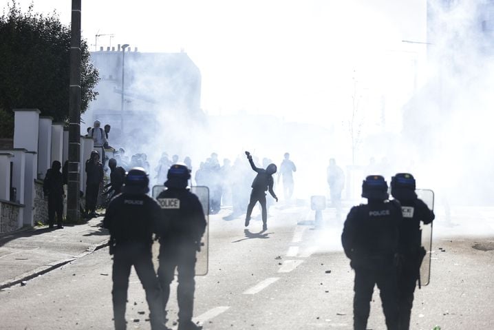 ce447ff3-1fc3-4399-98a9-2193421b3b93 La mobilisation des lycéens en France dégénère