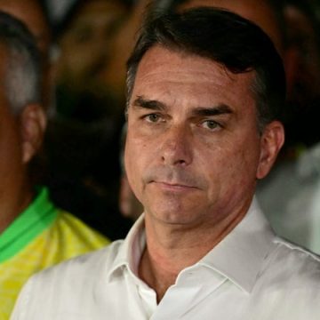 d4558d06-bf46-4122-9d3a-daadd45211ab Flavio Bolsonaro conteste les résultats de l’élection brésilienne depuis les États-Unis