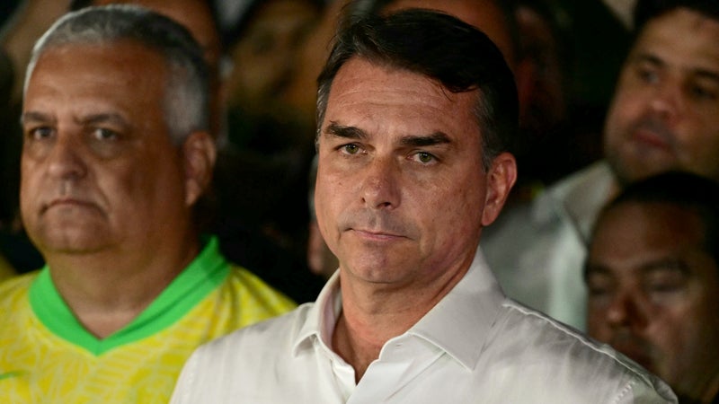 d4558d06-bf46-4122-9d3a-daadd45211ab Flavio Bolsonaro conteste les résultats de l’élection brésilienne depuis les États-Unis
