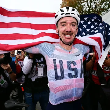 d808f4f5-bbe6-4990-b235-b658e3dfcba3 Le débat sur les oreillettes dans le cyclisme