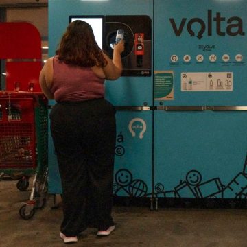 Customers Use VOLTA Reverse Vending Machines In Lisbon Un système de consigne révèle la pauvreté au Portugal