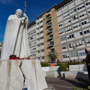Santé du pape Léon XIV : Hospitalisation et soutien international