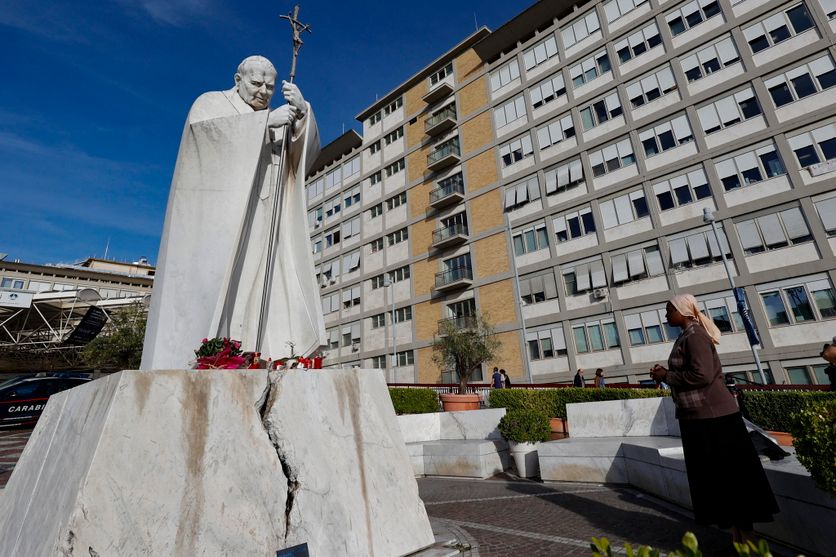 Pope Leo hospitalized ahead of surgery Santé du pape Léon XIV : Hospitalisation et soutien international