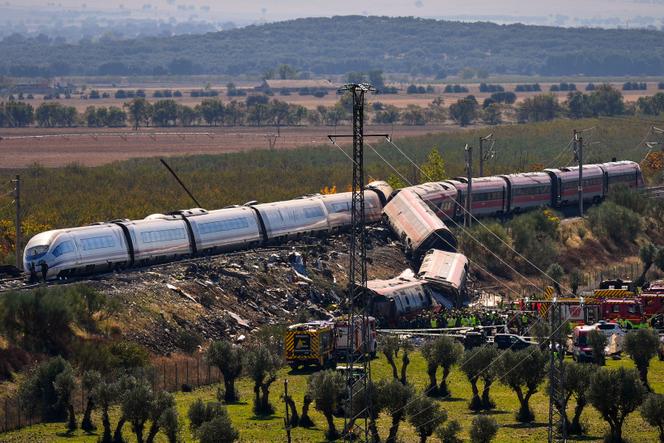 e15db575-f3c5-432e-839a-8d80926d19e6 Collision entre deux trains en Espagne: un tragique bilan