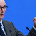Roland Lescure: le recours possible au 49.3 pour le budget français