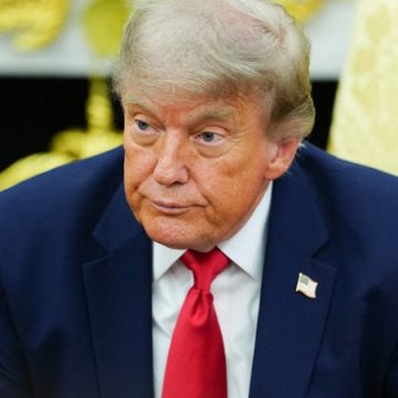 ef1c79e2-3e88-4564-b045-5f49d00f3565 Donald Trump propose un changement de leadership en Ukraine