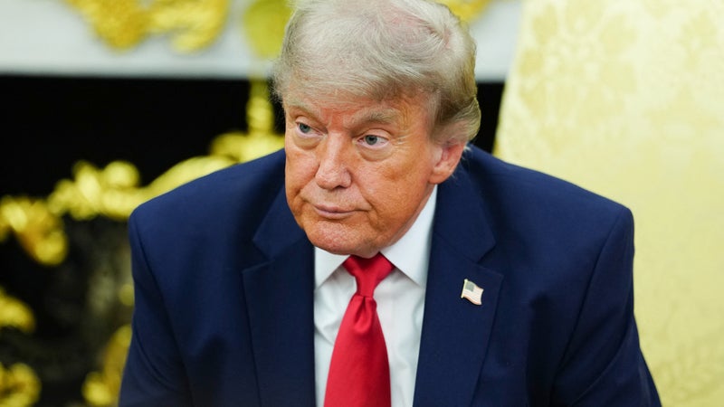 ef1c79e2-3e88-4564-b045-5f49d00f3565 Donald Trump propose un changement de leadership en Ukraine