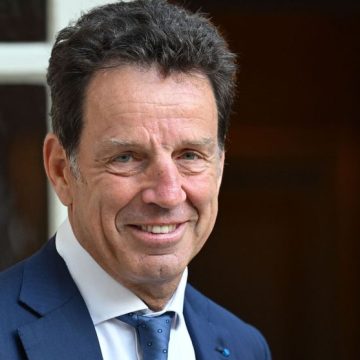 FRANCE-POLITICS-ECONOMY-SOCIAL Geoffroy Roux de Bézieux : Un Nouveau Virage pour le Cojop des Jeux Olympiques