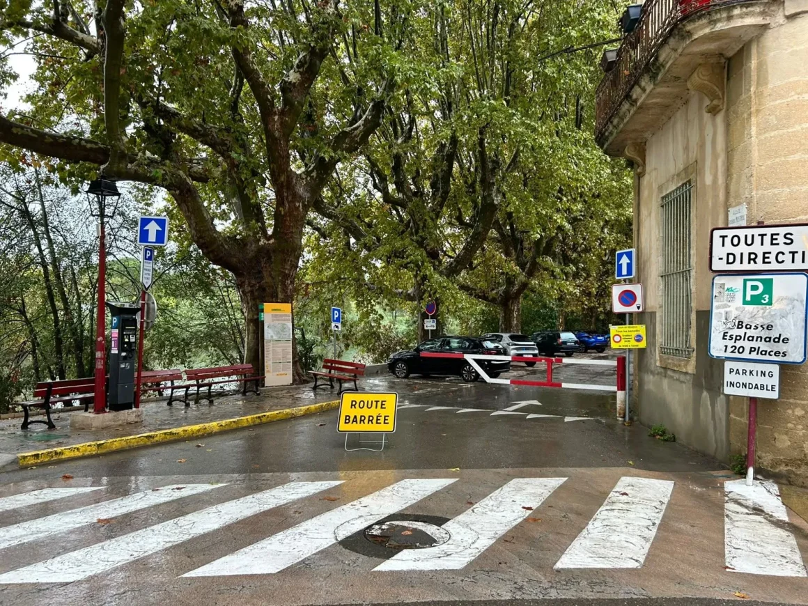 Sommières face aux intempéries: Préparation et vigilance des habitants
