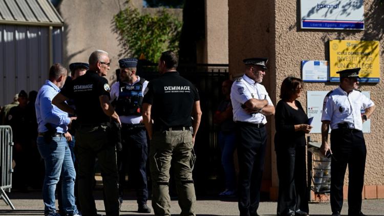 fbf76344-b3a8-4637-abb0-700b729a56bc Adolescent de 14 ans interrogé pour tir sur principal et enseignante