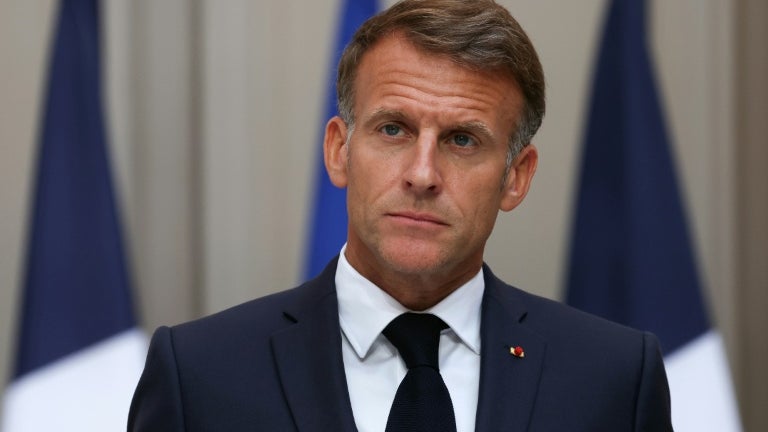 fde72921-3118-4add-ab48-690371bceb5c Emmanuel Macron promet de poursuivre les responsables des violences du 17 octobre