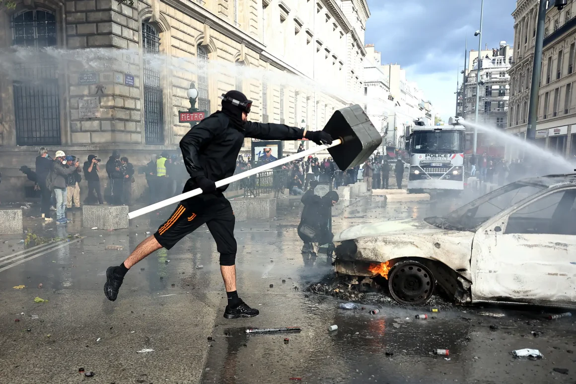 ff28bf79-83e8-48d7-b13d-248d9e6c8f2d Équipements Utilisés par les Forces de l’Ordre